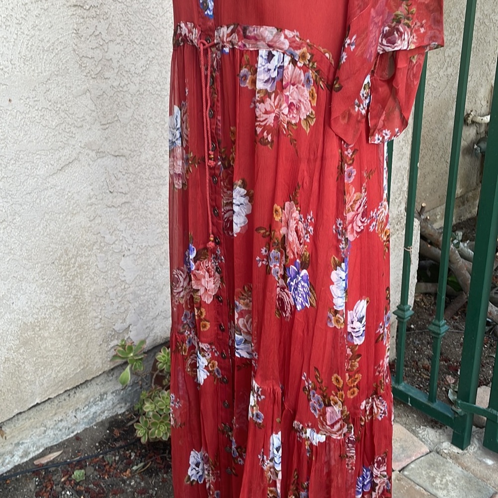 Johnny was Drexl Maxi Dress floral print and an ultra-feminine, flowy silhouette - Picture 5 of 14